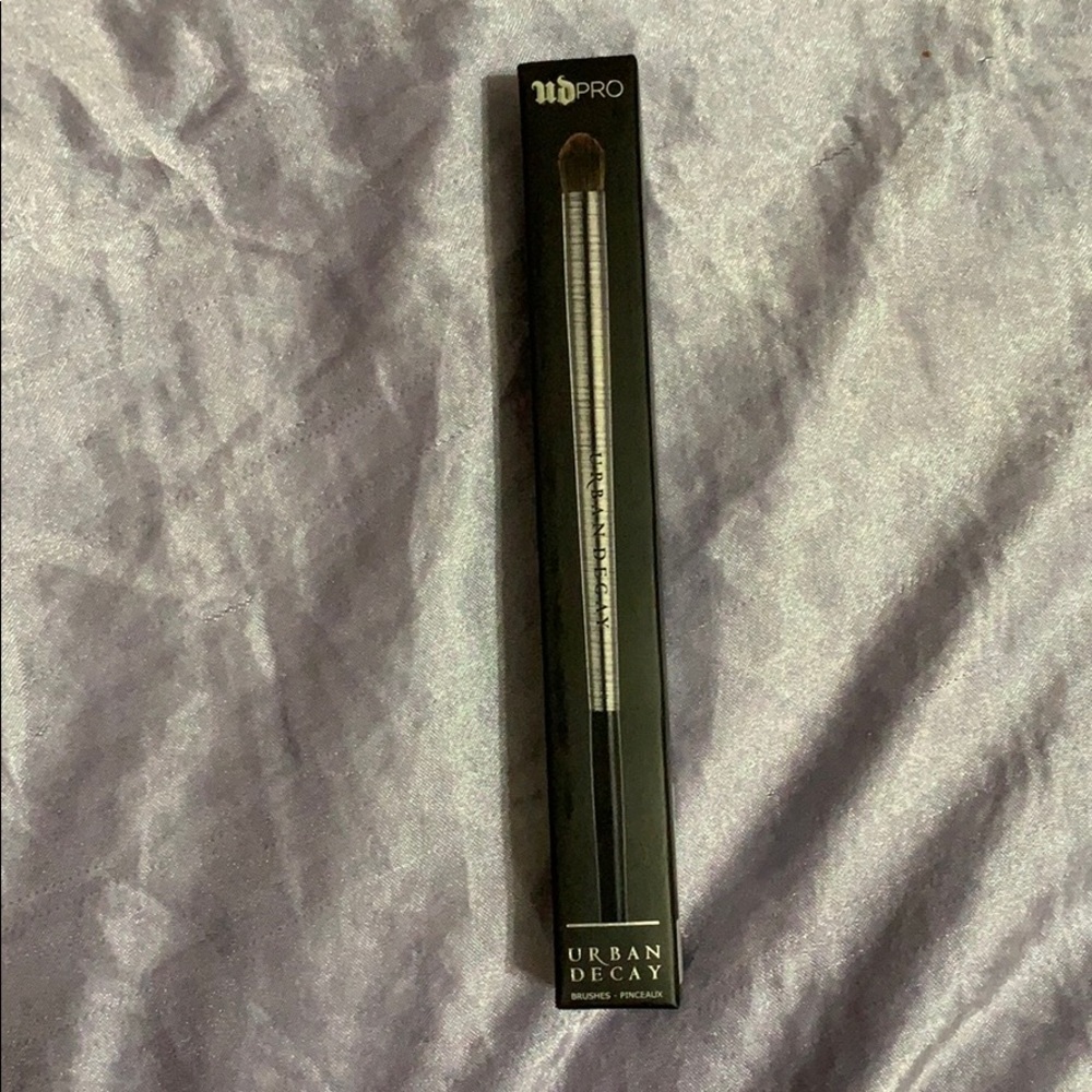 New Urban Decay Pro Eyeshadow Contour Brush E-211